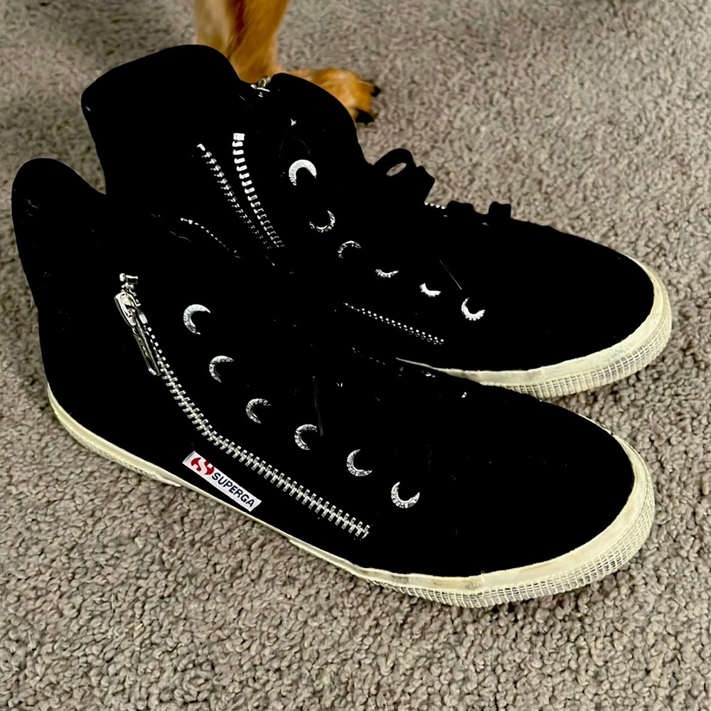 Superga zip up super cute bought the wrong size /white paint mark on tongue
